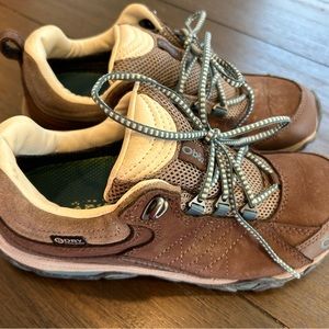 OBOZ women’s waterproof hiking shoes size 6. Worn 3 times like new ! $60